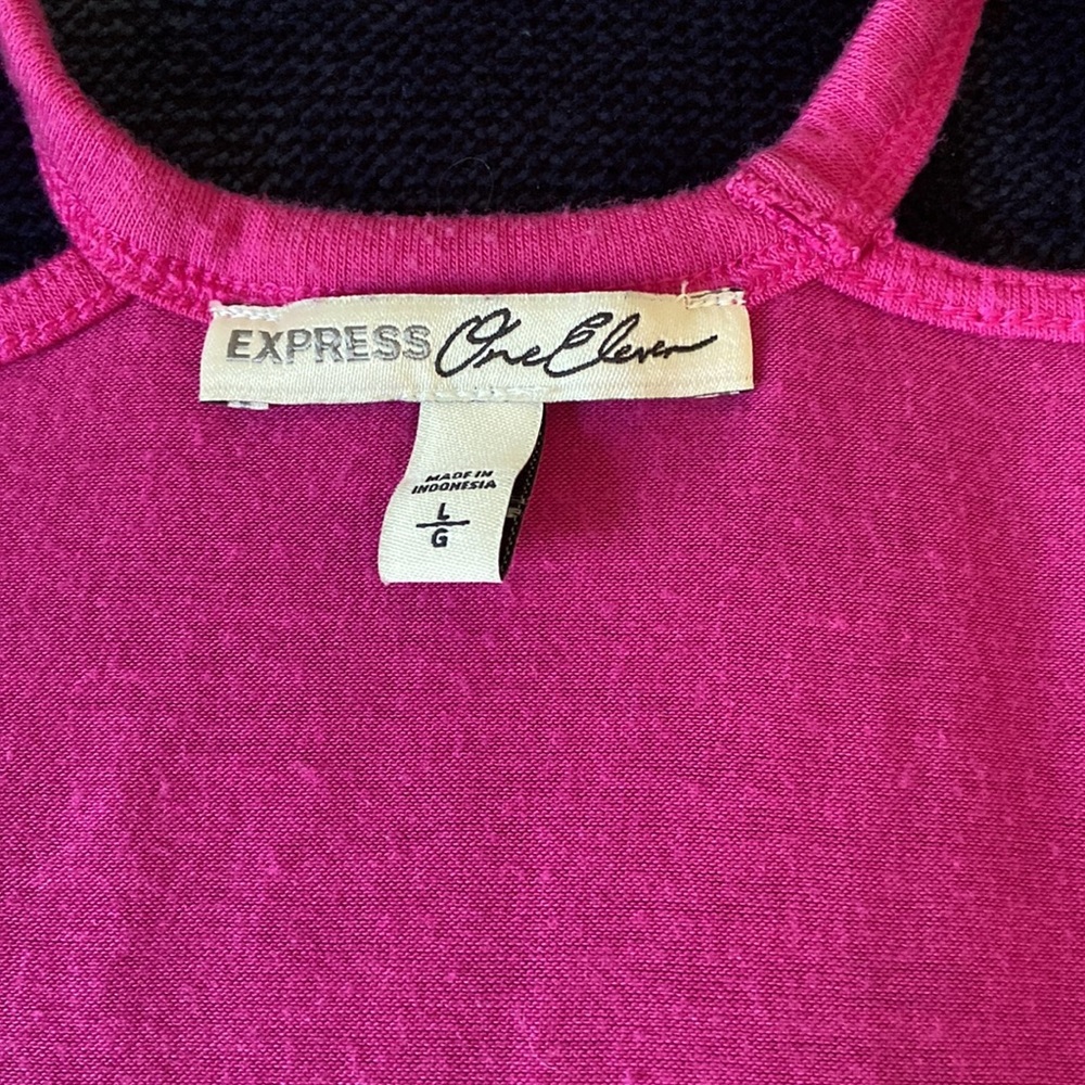 Express Women's Cold Shoulder cut out top. Lg - Picture 3 of 4